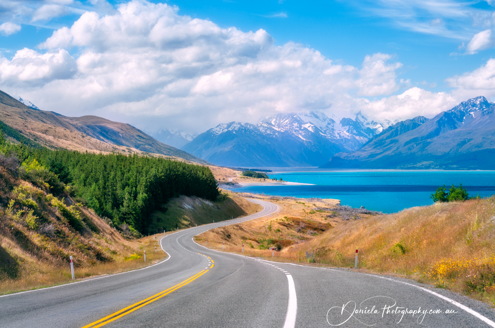 Spectacular winding road along Lake Pukaki in Mount Cook NP
